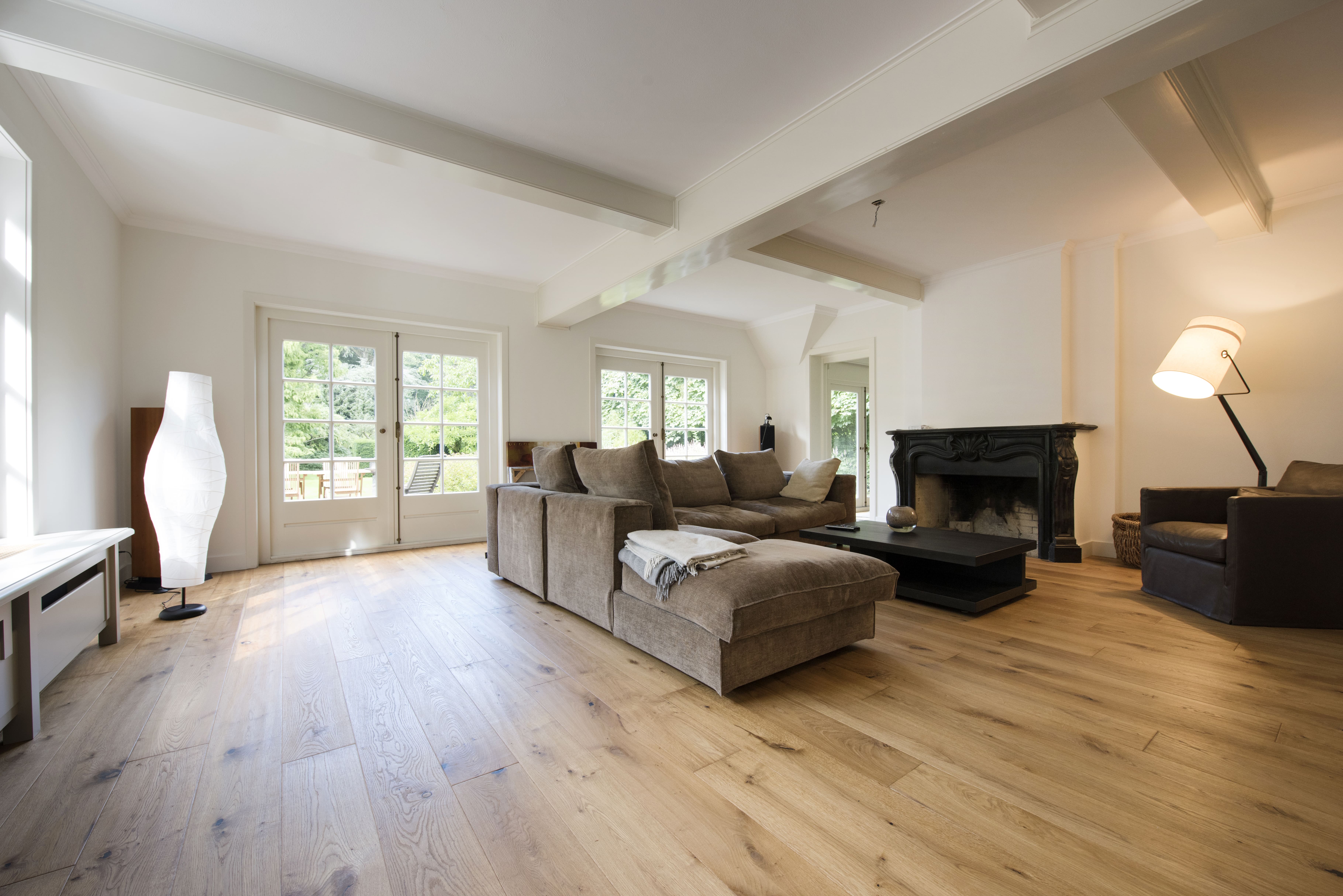 Ruime woonkamer met massief houten vloer