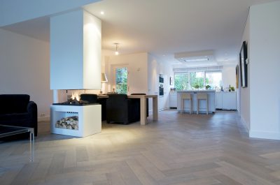 houten vloer doorlopend in keuken