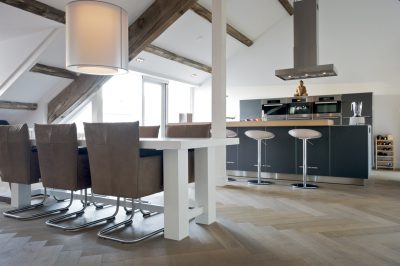 Massief houten vloer keuken blank