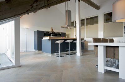 Massief houten vloer in open keuken