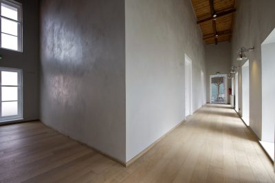 Lange hal met licht houten vloer